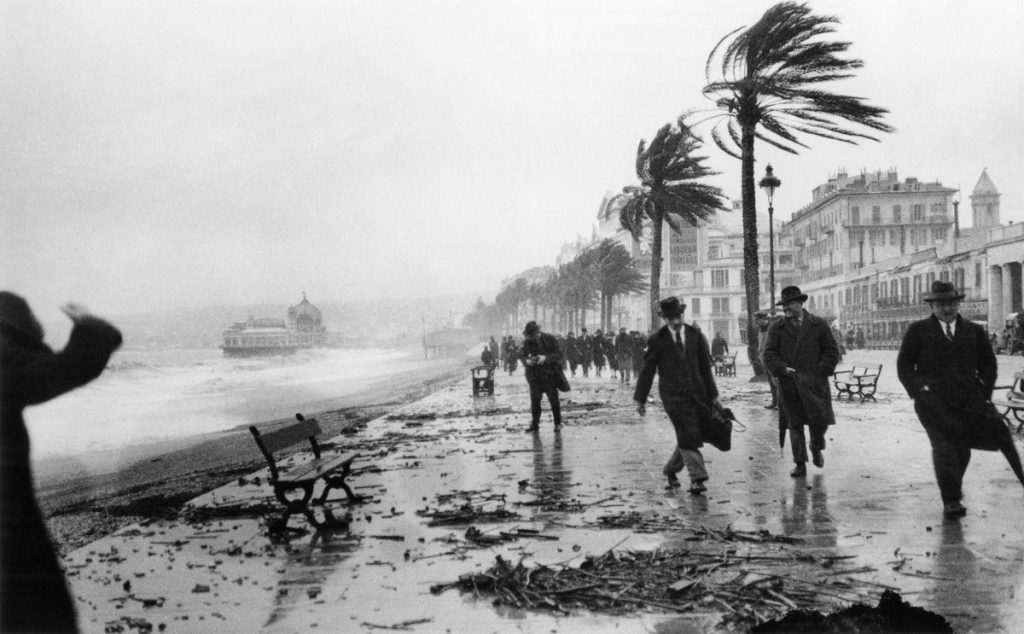 lartigue-windy-beach