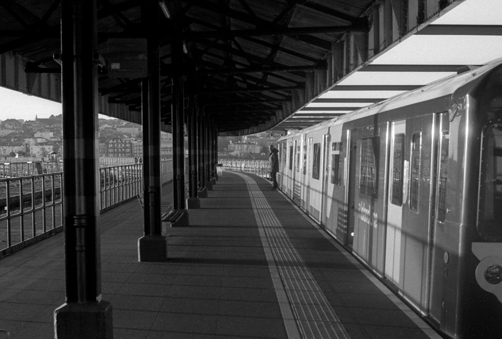 Train platform – wide with train